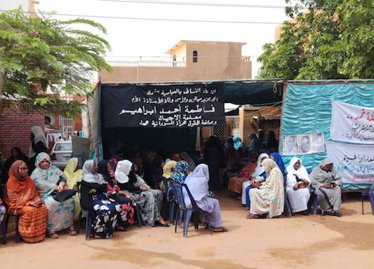 hoa-politicalscene.com/invitation-to-comment33.html - Invitation to Comment 33: Sudanese women in funeral at the home of the Sudanese Communist leader Fatima Ahmed Ibrahim