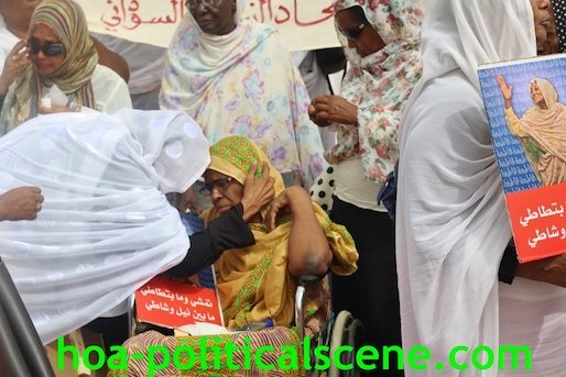 hoa-politicalscene.com/invitation-to-comment35.html - Invitation to Comment 35: Sudanese woman condling each other, lamenting Fatima Ahmed Ibrahim المرأة السودانية في رثاء ووداع  المناضلة فاطمة أحمد ابراهيم.